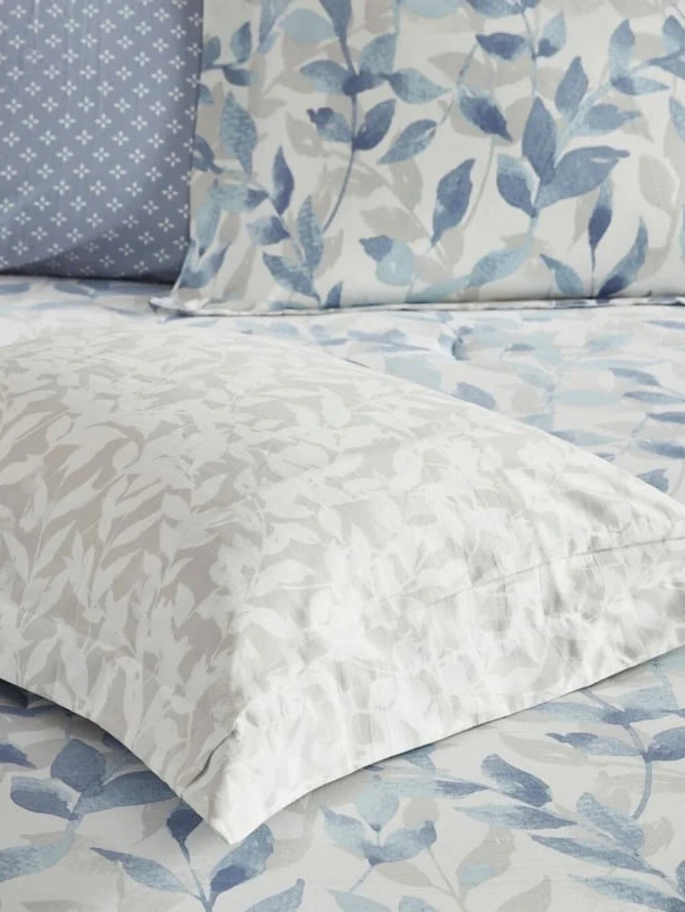 Madison Park Essentials Thelma Reversible 8pc Queen Comforter Set w/ Sheet Set.